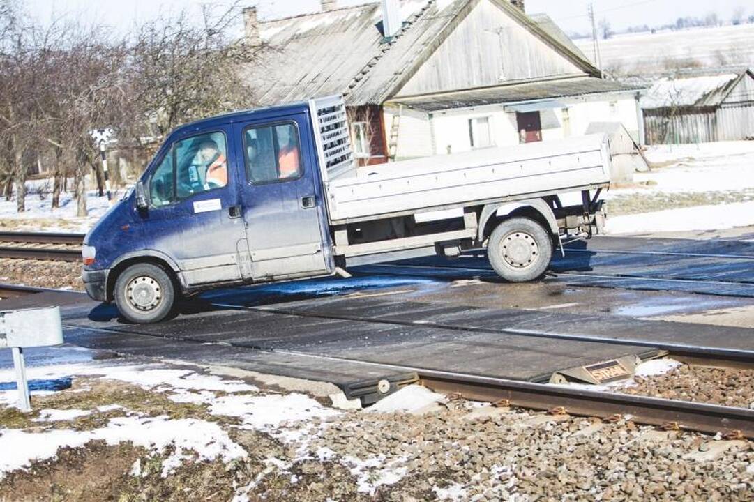Prie Kaišiadorių susidūrė traukinys ir automobilis, žuvo vairuotojas