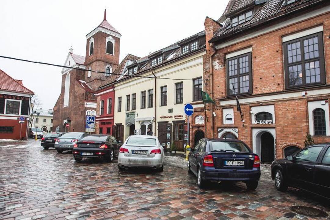 Iš Rotušės aikštės pašonės veja automobilius