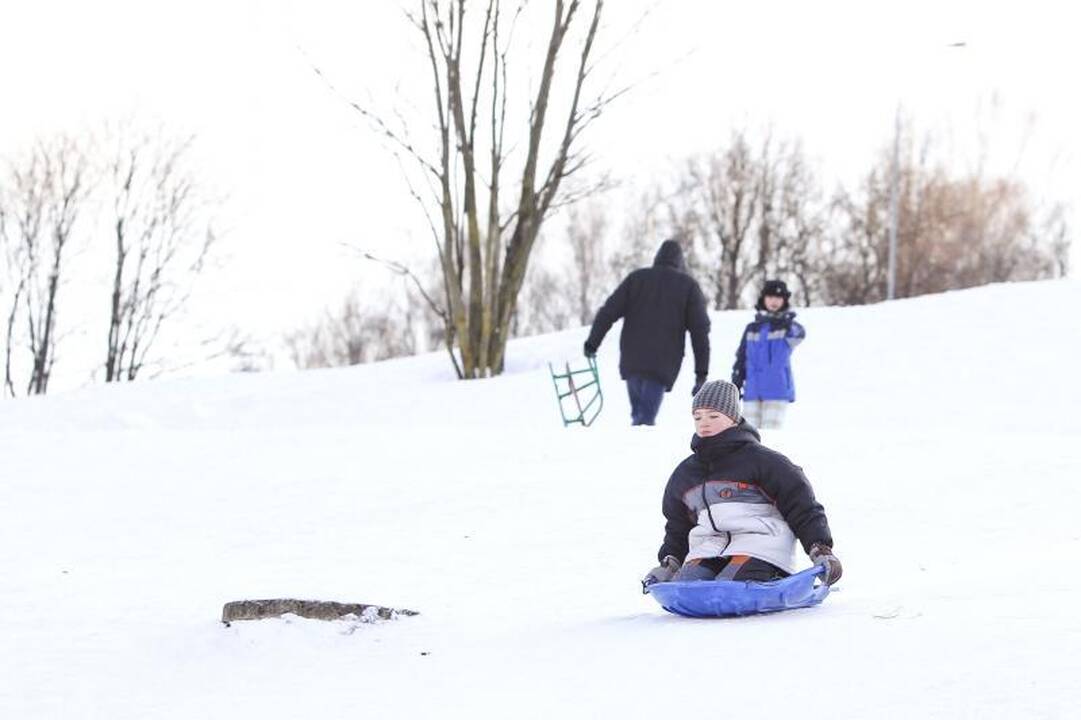 Žmonės pramogauja lauke nepaisydami šalčio
