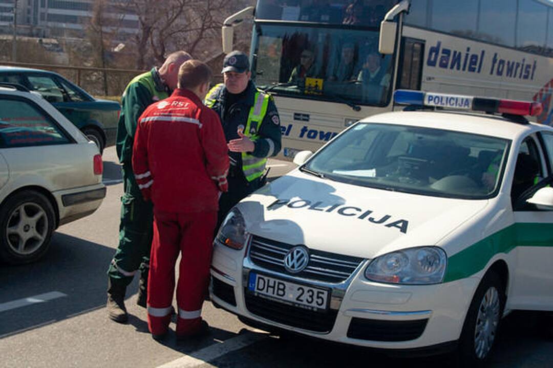 Vilniuje apvirto metalo laužą gabenantis vilkikas