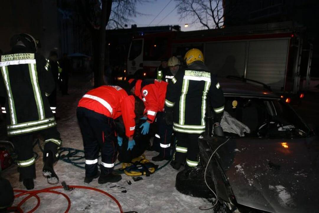 Sprukdami nuo policijos jaunuoliai Vilniaus centre atsitrenkė į medį 