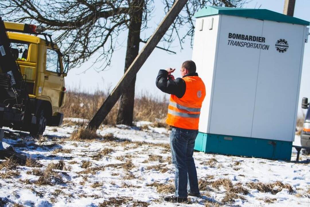 Prie Kaišiadorių susidūrė traukinys ir automobilis, žuvo vairuotojas