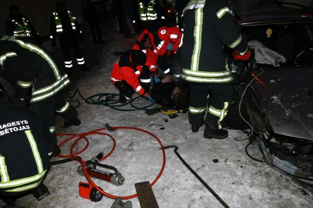 Sprukdami nuo policijos jaunuoliai Vilniaus centre atsitrenkė į medį 