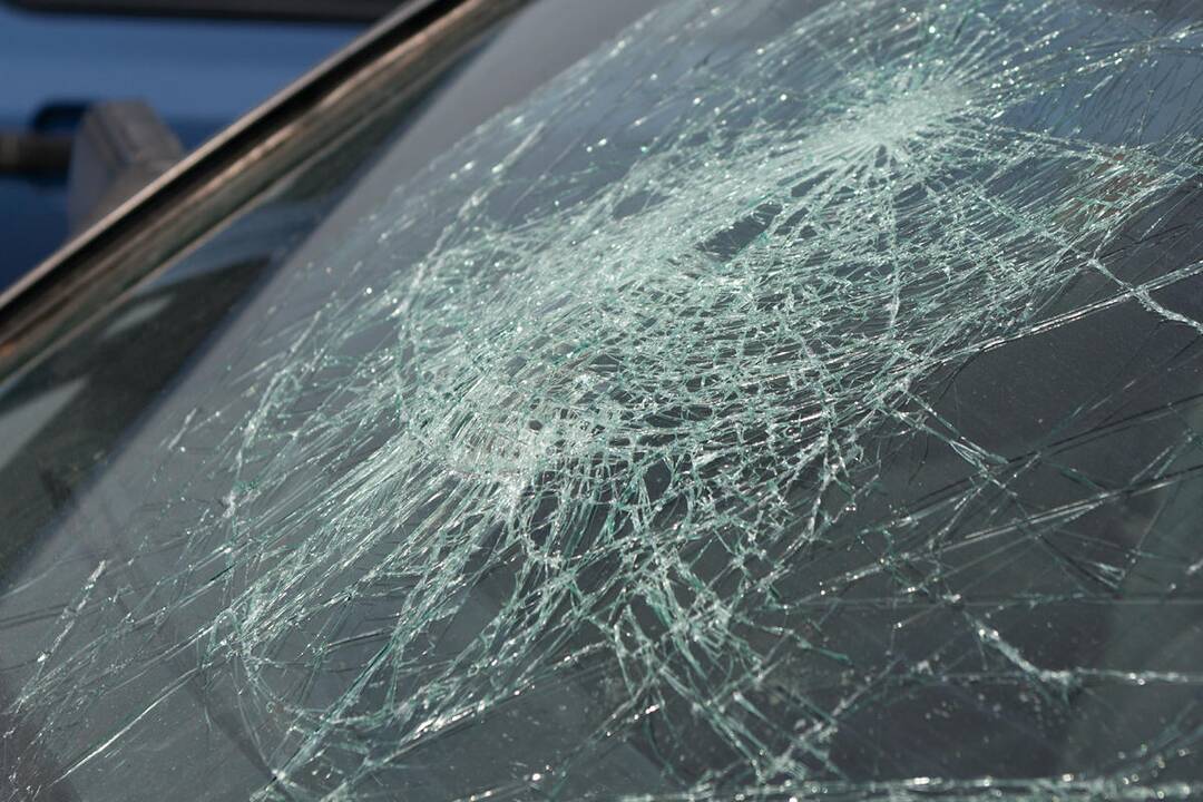 Per girto vairuotojo sukeltą avariją  nukentėjo kalėjimo darbuotojai