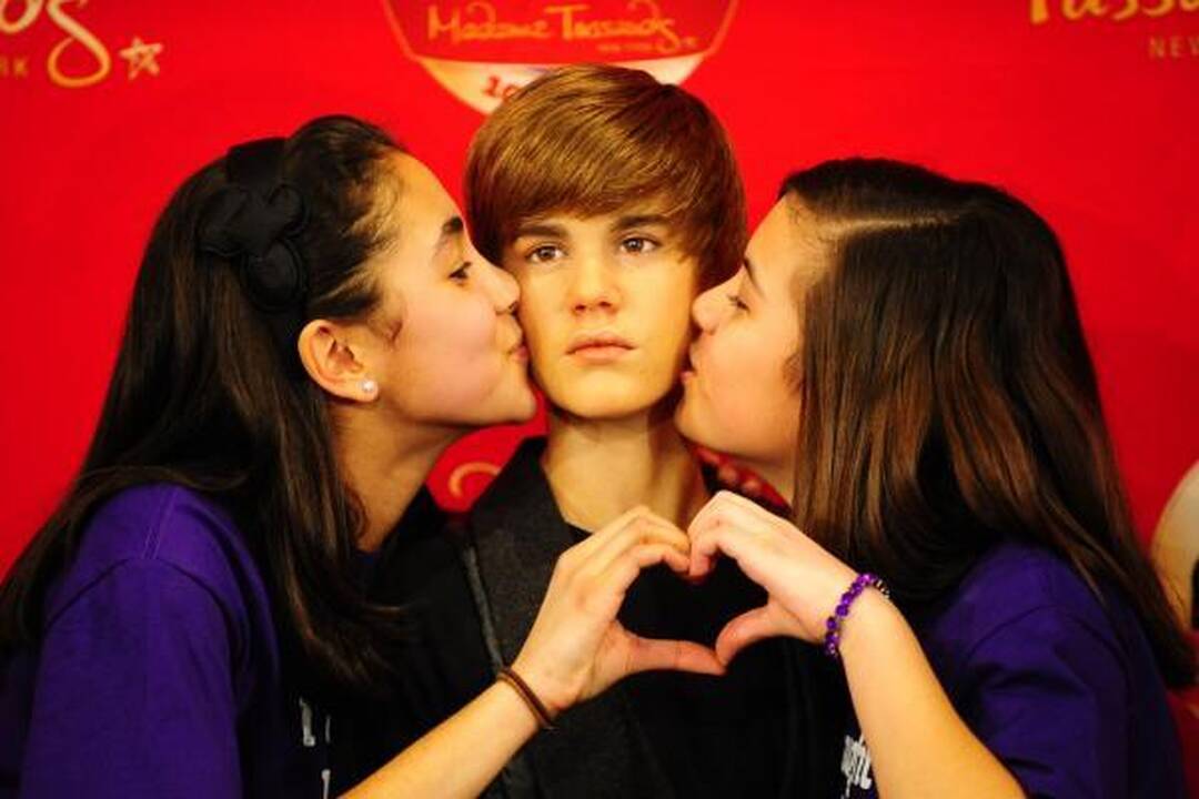 J.Bieberis dovanų gavo prabangų, aplinkai draugišką automobilį