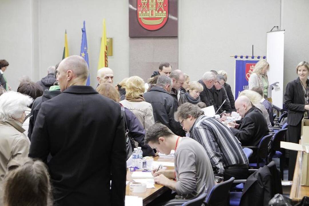 Iš anksto balsuojantys klaipėdiečiai vos telpa savivaldybės salėje