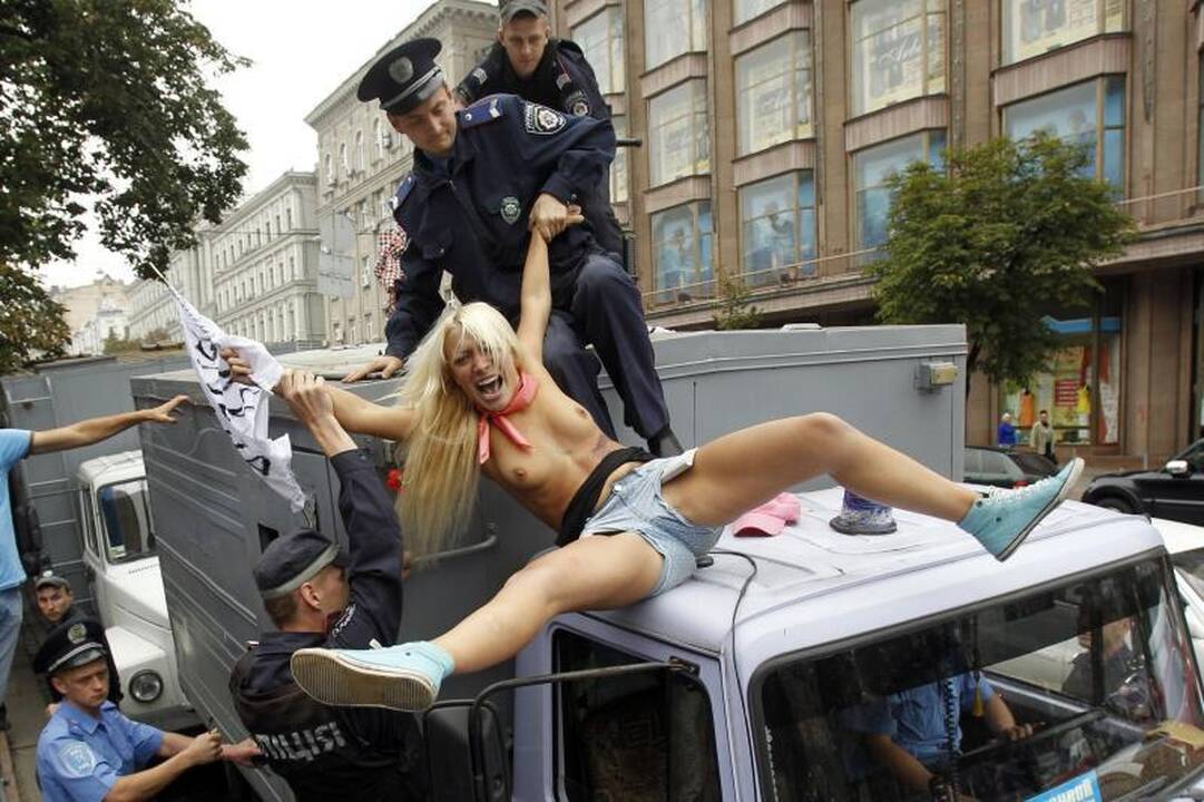 "Femen" aktyvistės apnuogino krūtines, protestuodamos dėl J.Tymošenko teismo