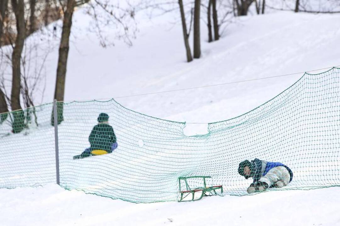 Žmonės pramogauja lauke nepaisydami šalčio