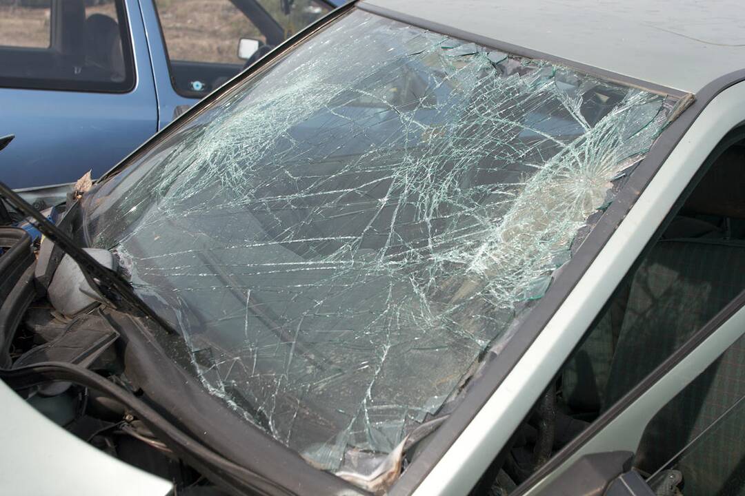 Per girto vairuotojo sukeltą avariją  nukentėjo kalėjimo darbuotojai
