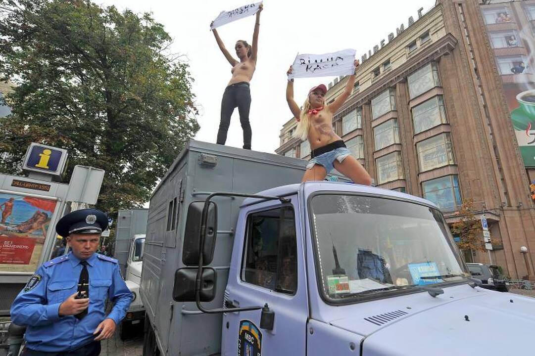 "Femen" aktyvistės apnuogino krūtines, protestuodamos dėl J.Tymošenko teismo