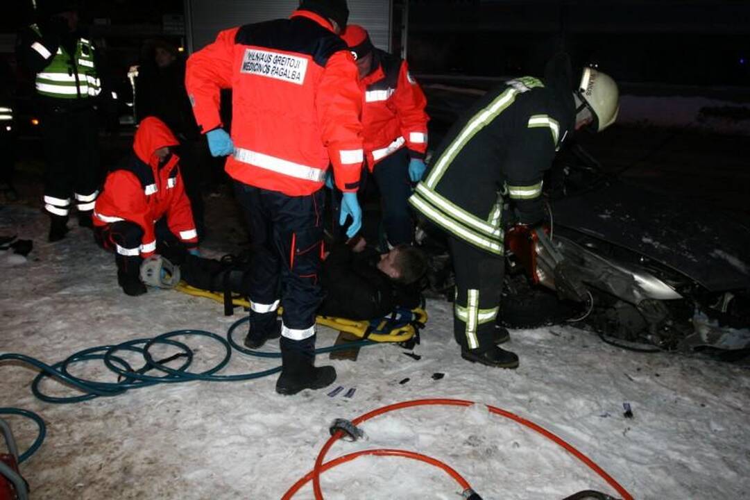 Sprukdami nuo policijos jaunuoliai Vilniaus centre atsitrenkė į medį 
