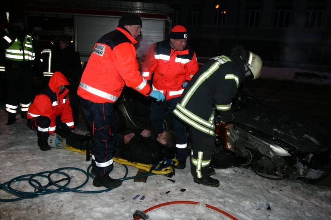 Sprukdami nuo policijos jaunuoliai Vilniaus centre atsitrenkė į medį 