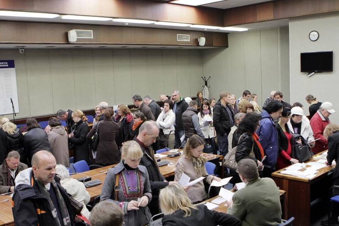 Iš anksto balsuojantys klaipėdiečiai vos telpa savivaldybės salėje