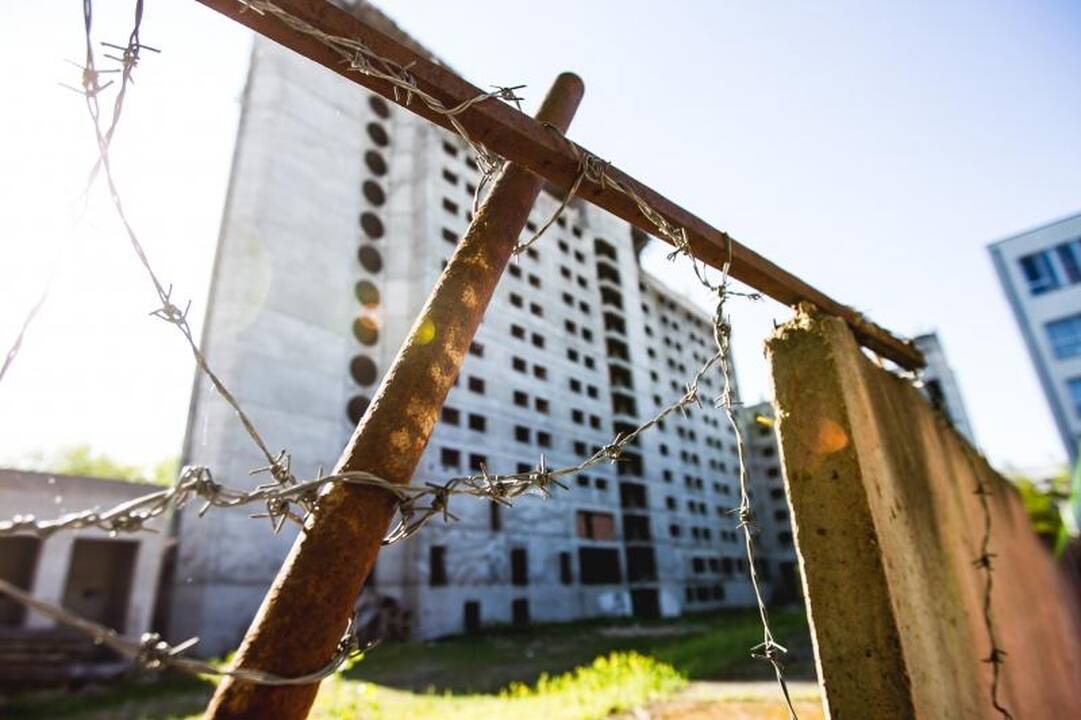 Nuo apleisto viešbučio Kaune nukritęs vyras susilaužė abi kojas