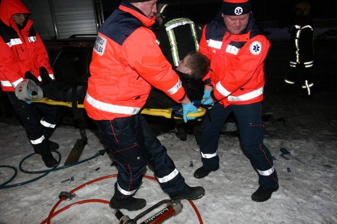 Sprukdami nuo policijos jaunuoliai Vilniaus centre atsitrenkė į medį 