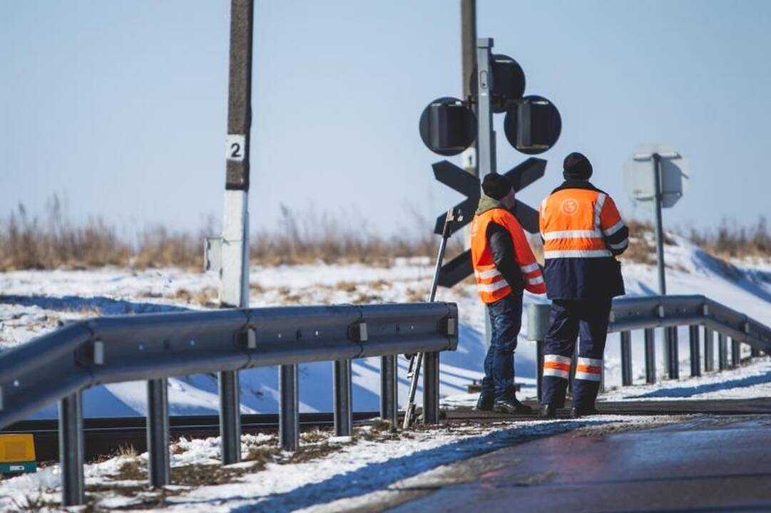 Prie Kaišiadorių susidūrė traukinys ir automobilis, žuvo vairuotojas