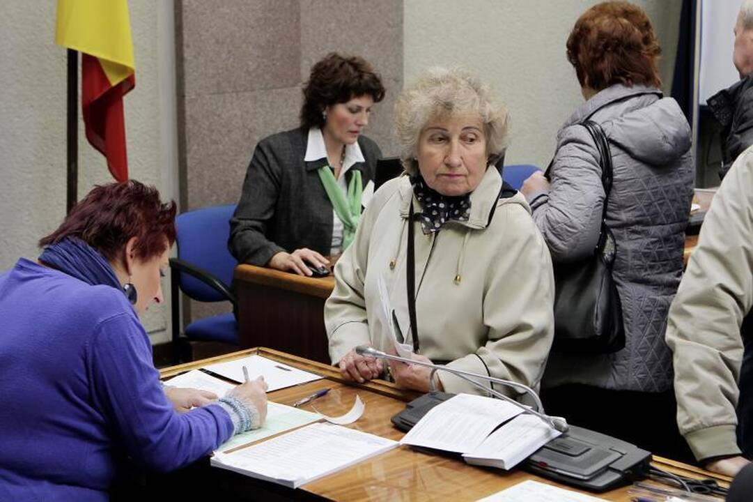 Iš anksto balsuojantys klaipėdiečiai vos telpa savivaldybės salėje