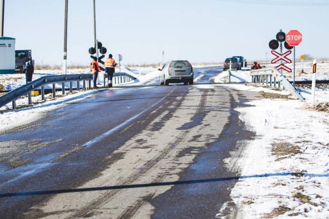 Prie Kaišiadorių susidūrė traukinys ir automobilis, žuvo vairuotojas