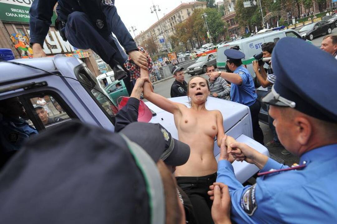 "Femen" aktyvistės apnuogino krūtines, protestuodamos dėl J.Tymošenko teismo