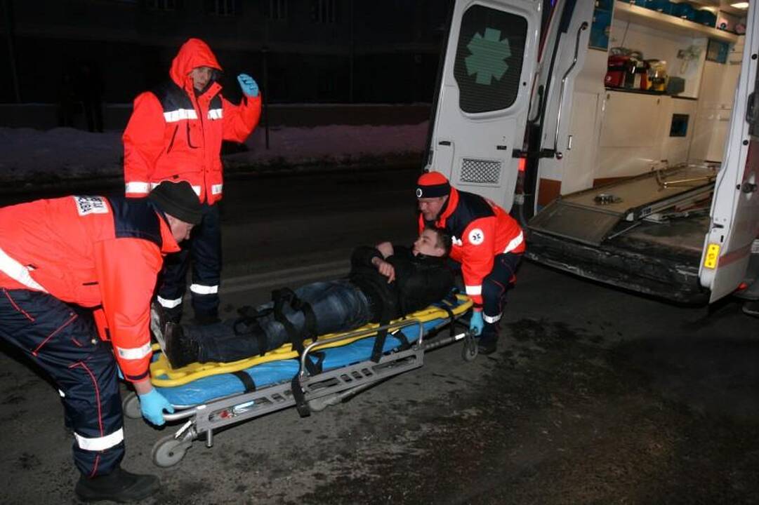 Sprukdami nuo policijos jaunuoliai Vilniaus centre atsitrenkė į medį 