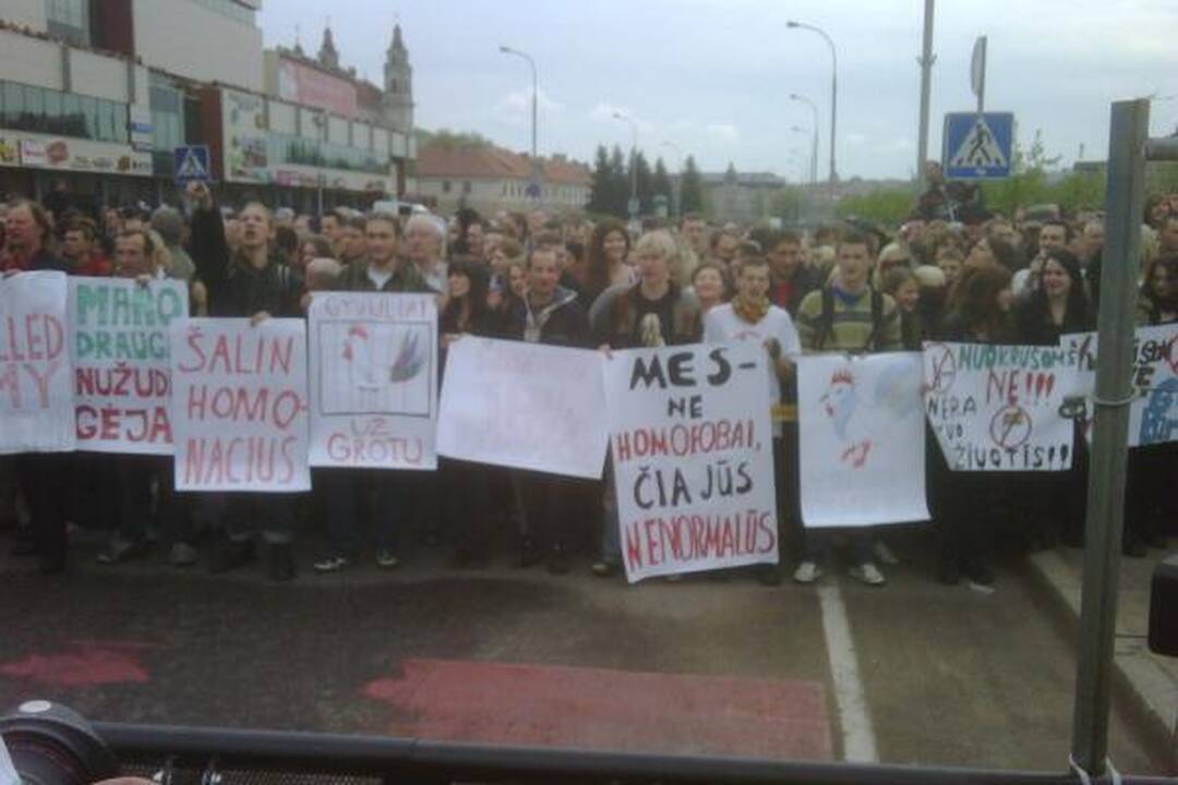 Po eitynių - riaušės. P.Gražulis ir K.Uoka išvesdinti jėga