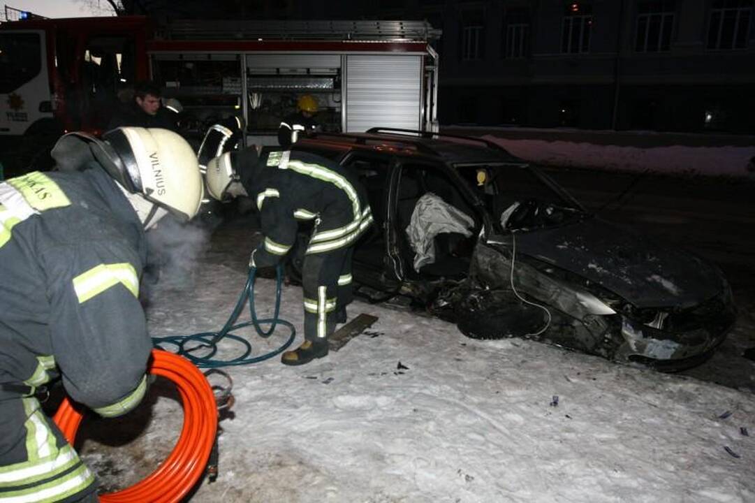 Sprukdami nuo policijos jaunuoliai Vilniaus centre atsitrenkė į medį 