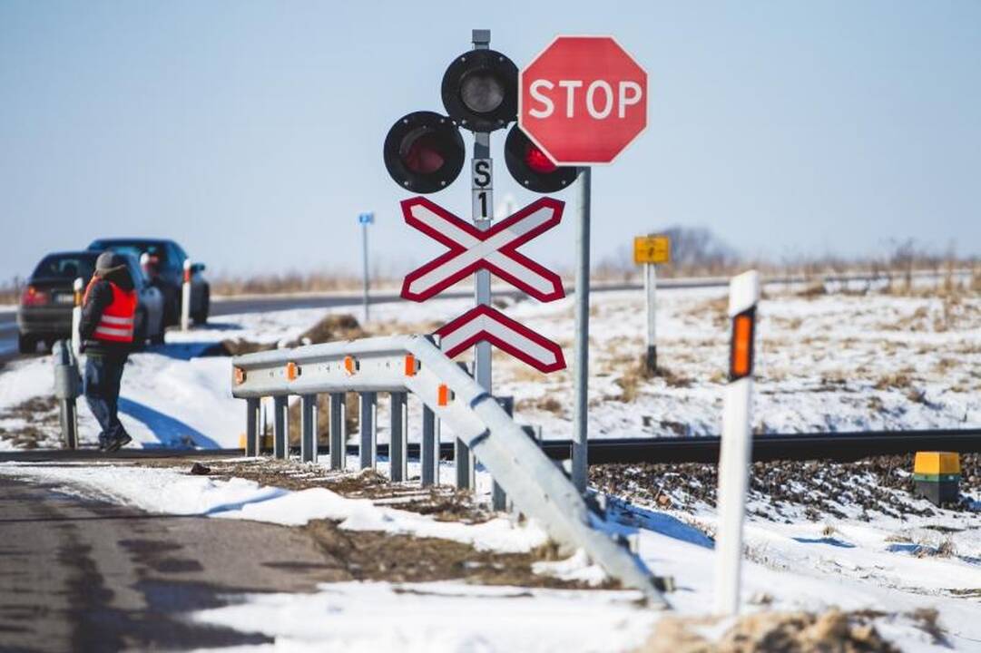 Prie Kaišiadorių susidūrė traukinys ir automobilis, žuvo vairuotojas