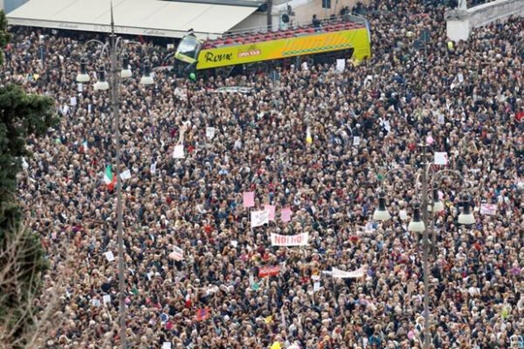 Italės masiškai protestavo prieš S.Berlusconi valdymą