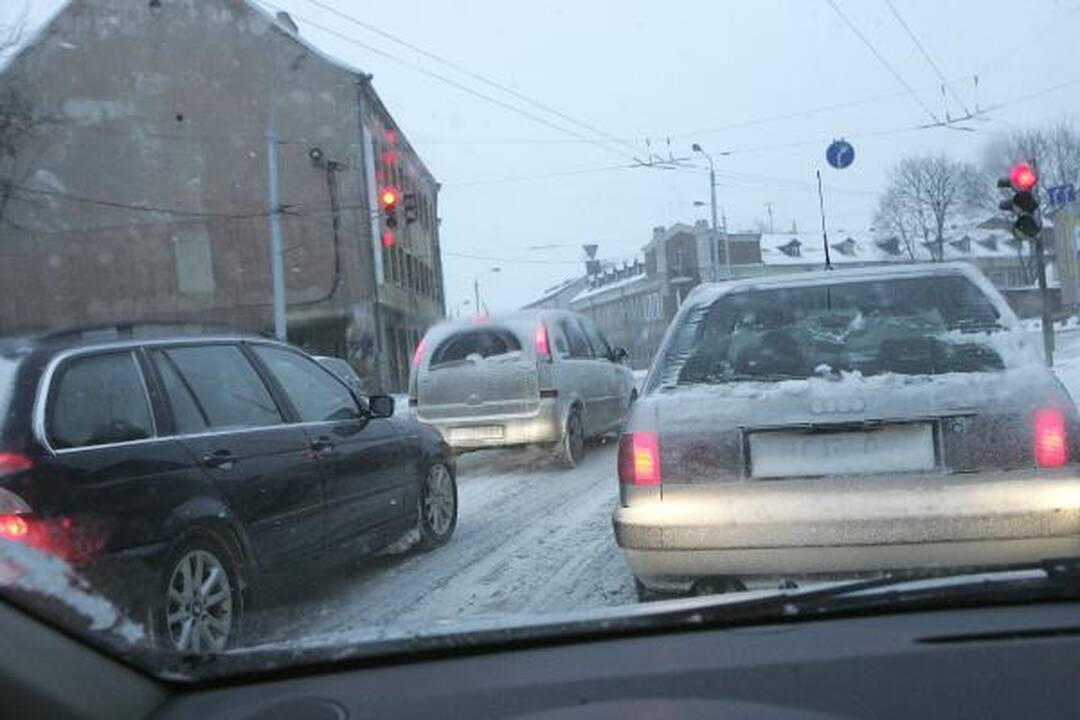 Kaune snigo visą dieną. Kelininkai dirba neatsikvėpdami (papildyta)  