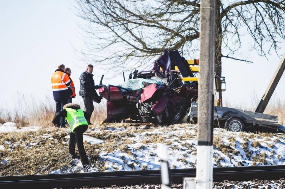 Prie Kaišiadorių susidūrė traukinys ir automobilis, žuvo vairuotojas