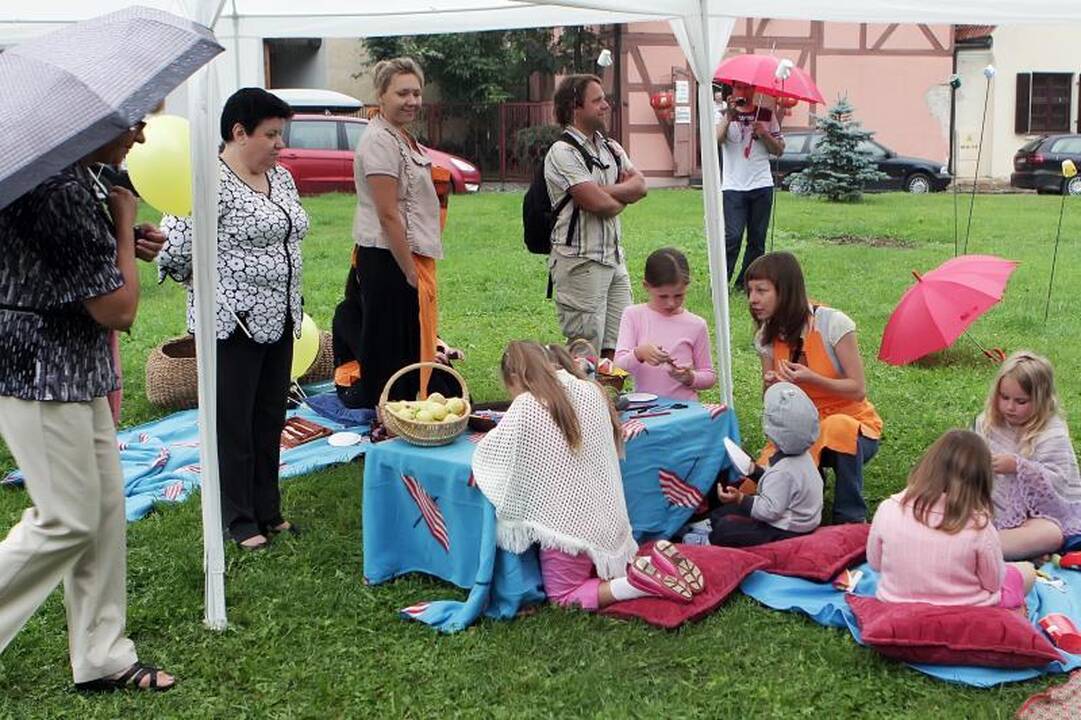 Klaipėdos senamiestyje iškyla lyjant lietui