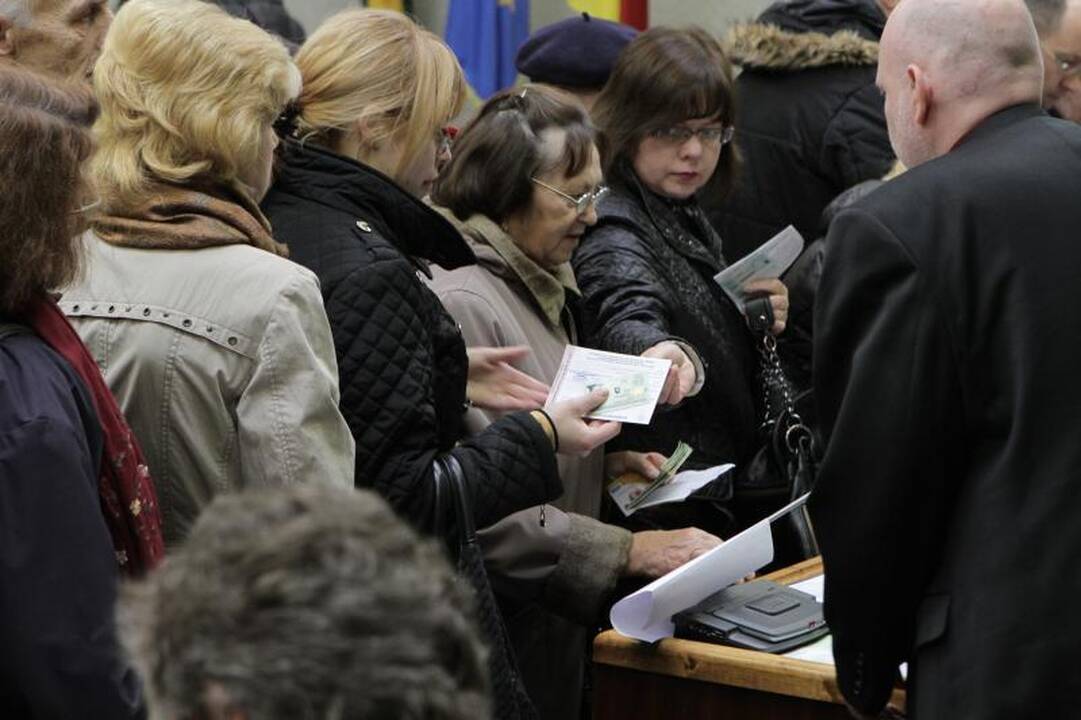 Iš anksto balsuojantys klaipėdiečiai vos telpa savivaldybės salėje