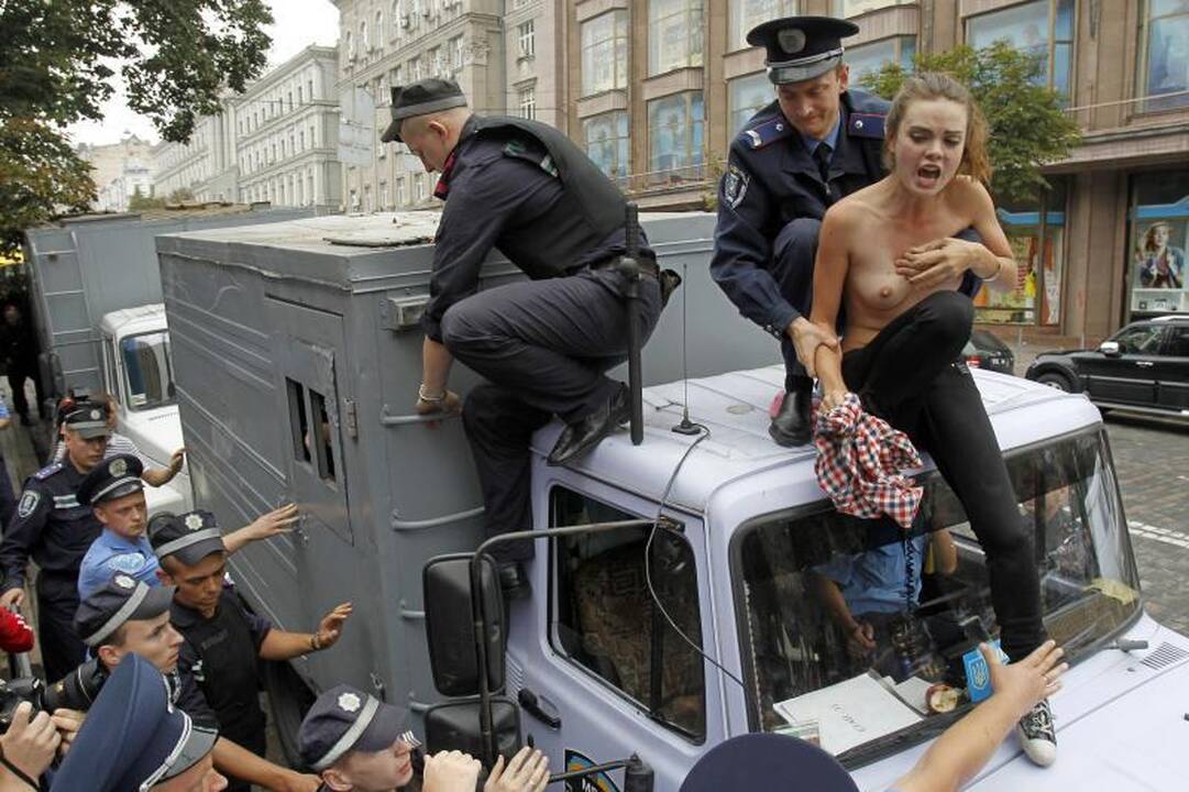 "Femen" aktyvistės apnuogino krūtines, protestuodamos dėl J.Tymošenko teismo