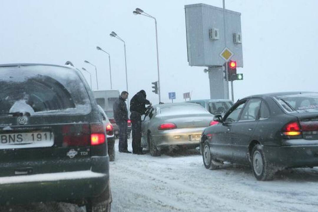 Kaune snigo visą dieną. Kelininkai dirba neatsikvėpdami (papildyta)  