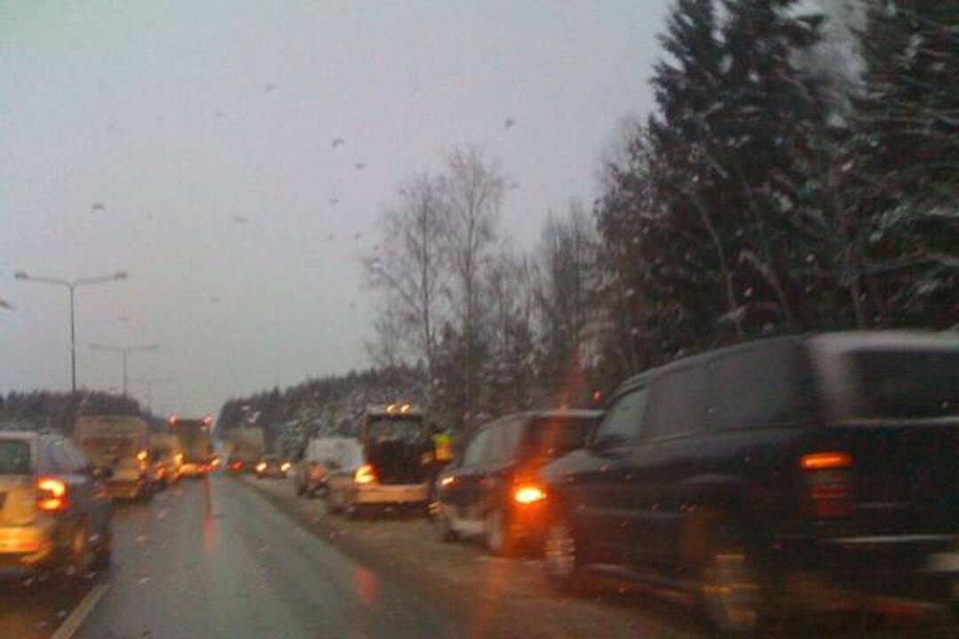 Vilnius - Kaunas magistralė paralyžiuota dėl eismo įvykių virtinės