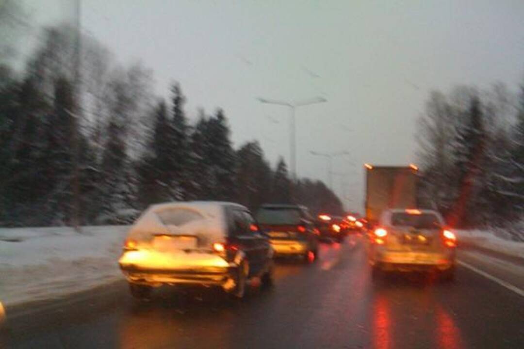 Vilnius - Kaunas magistralė paralyžiuota dėl eismo įvykių virtinės