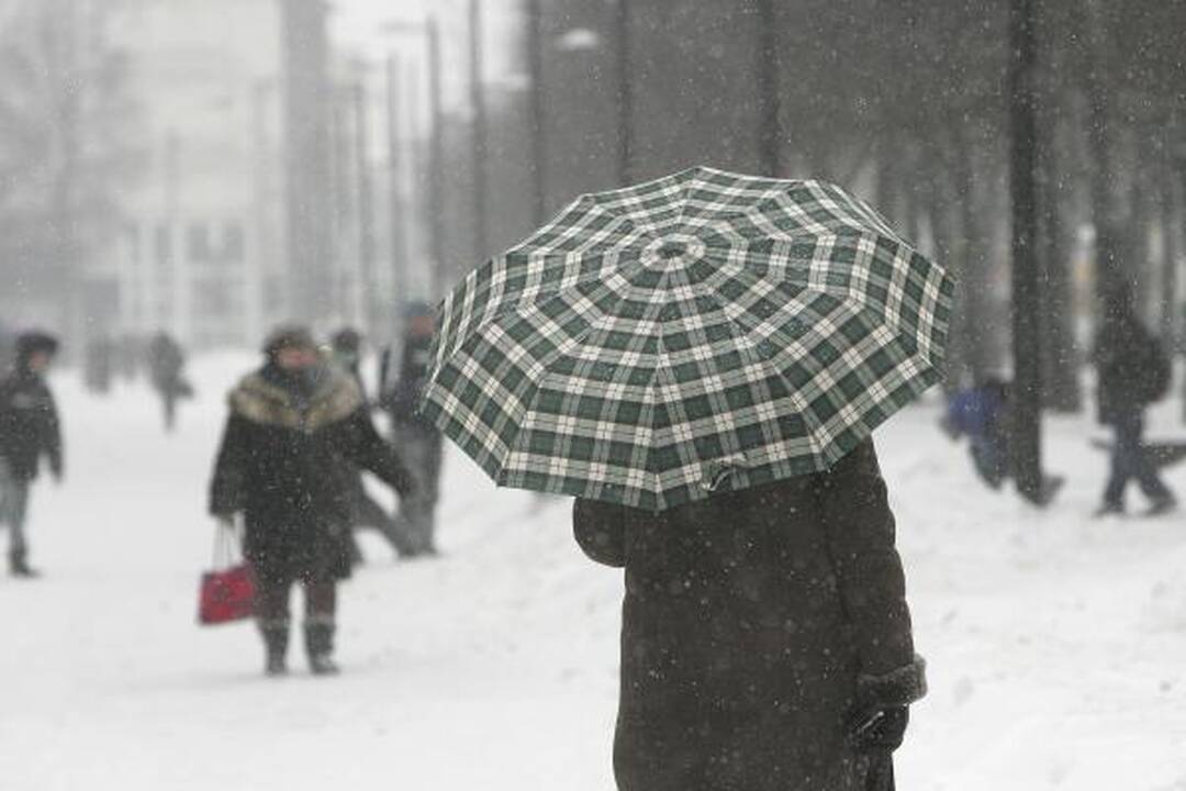 Kaune snigo visą dieną. Kelininkai dirba neatsikvėpdami (papildyta)  