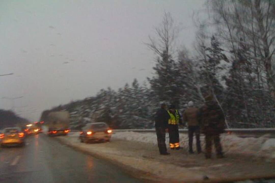 Vilnius - Kaunas magistralė paralyžiuota dėl eismo įvykių virtinės
