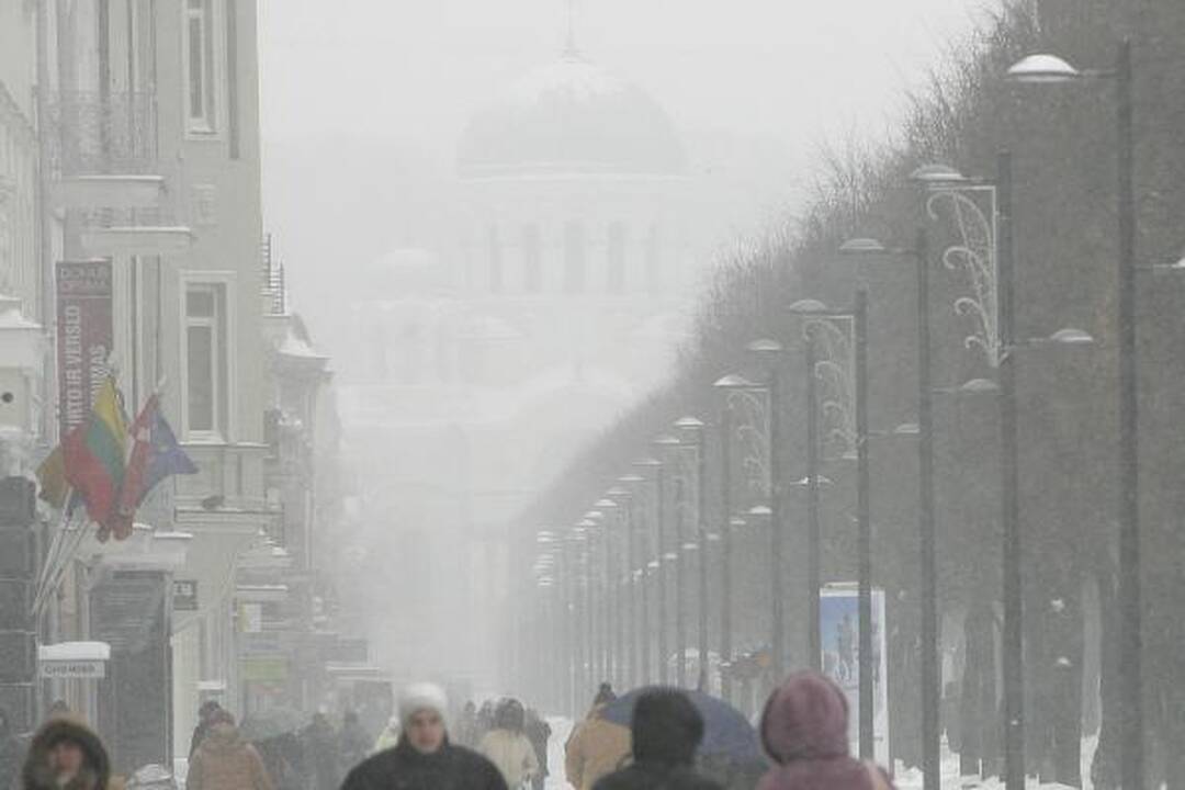 Kaune snigo visą dieną. Kelininkai dirba neatsikvėpdami (papildyta)  