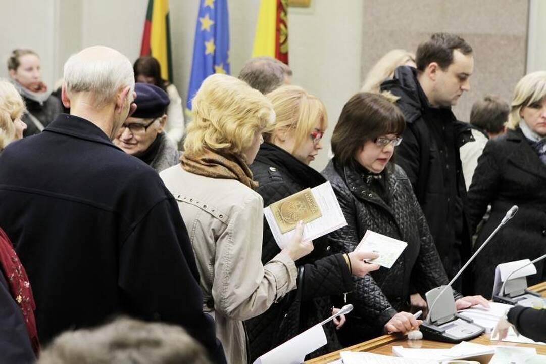 Iš anksto balsuojantys klaipėdiečiai vos telpa savivaldybės salėje