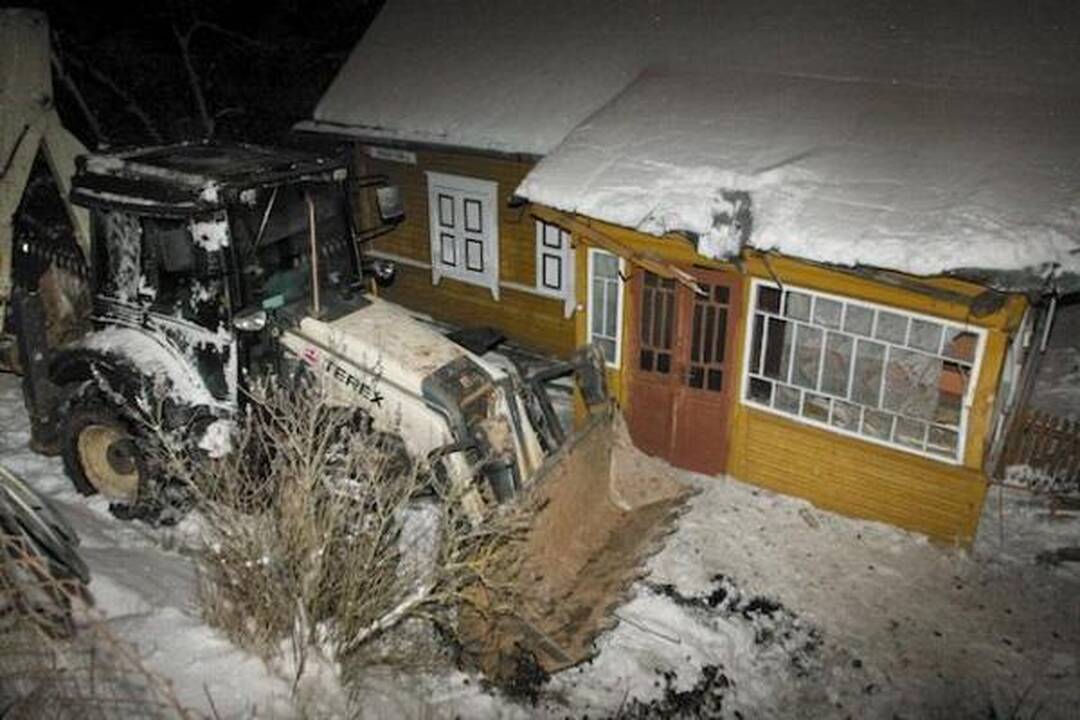 Vilniuje traktorius rėžėsi į namą