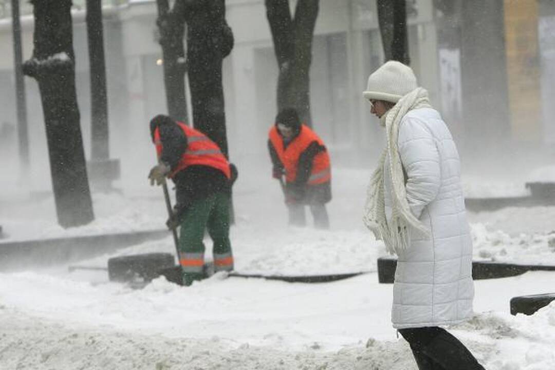 Kaune snigo visą dieną. Kelininkai dirba neatsikvėpdami (papildyta)  