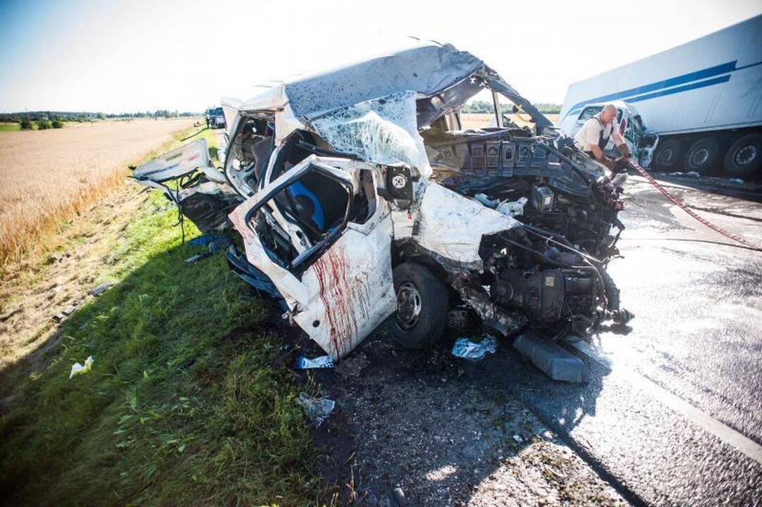 Medikai kovoja dėl 4 avarijos aukų gyvybių, jauniausiam – vos 12 metų