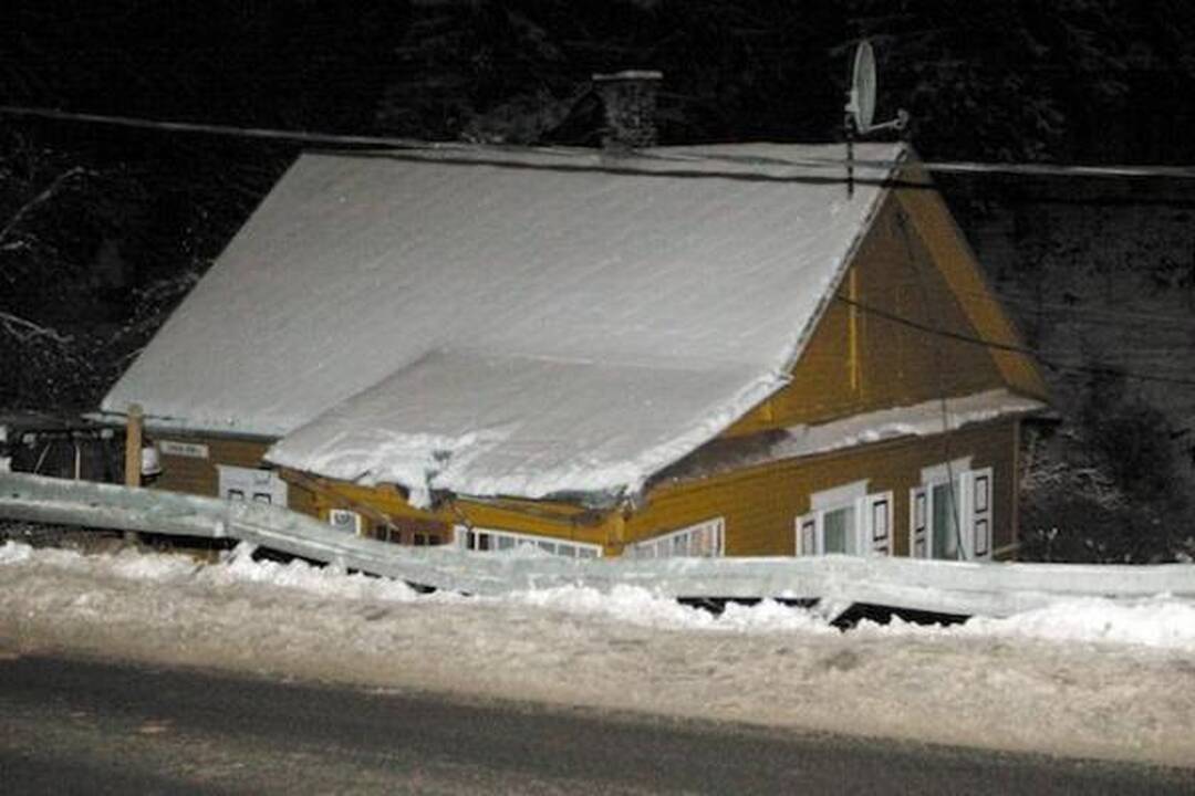 Vilniuje traktorius rėžėsi į namą