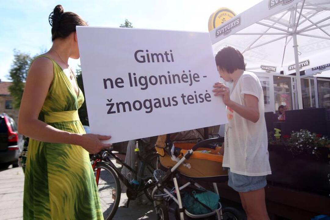 Nevyriausybininkai ragina įteisinti gimdymą namuose
