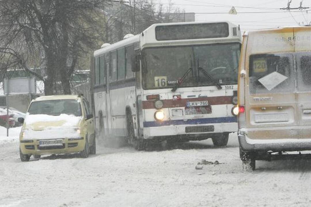 Kaune snigo visą dieną. Kelininkai dirba neatsikvėpdami (papildyta)  