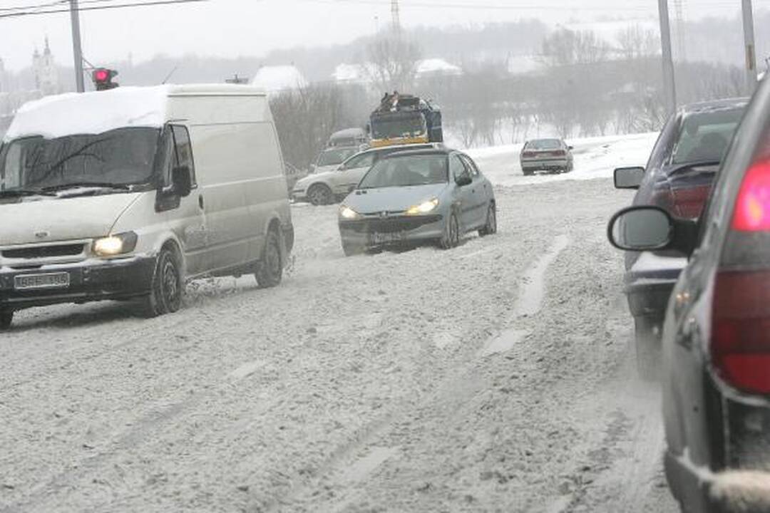 Kaune snigo visą dieną. Kelininkai dirba neatsikvėpdami (papildyta)  