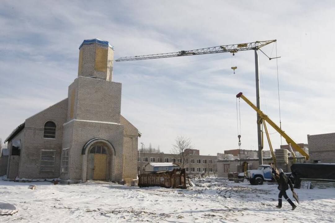 Klaipėdoje liepsna surijo prie cerkvės stovėjusį vagonėlį