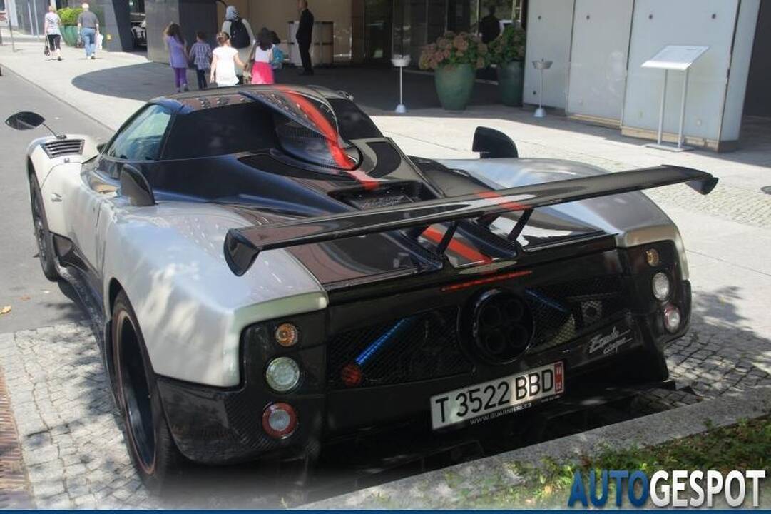 Prie viešbučio Berlyne - viena rečiausių pasaulyje „Pagani Zonda Cinque Roadster“