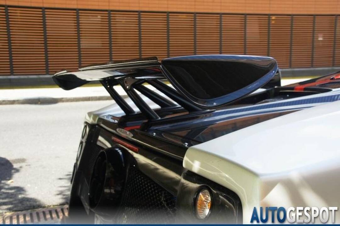Prie viešbučio Berlyne - viena rečiausių pasaulyje „Pagani Zonda Cinque Roadster“